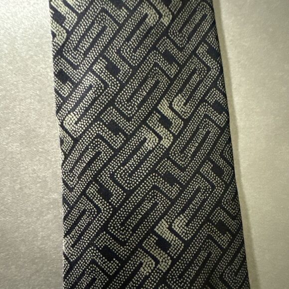 PRE OWNED DESIGNER GIORGIO ARMANI TIE - Picture 3 of 4
